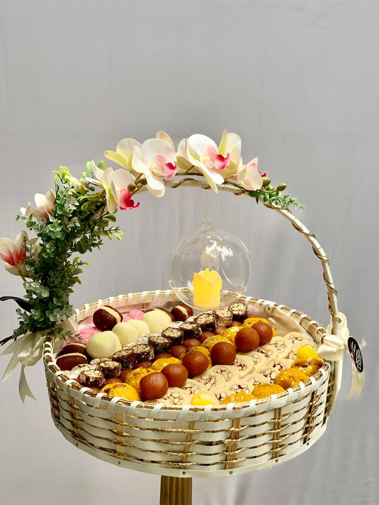 
            
                Load image into Gallery viewer, Luxury Mithai Basket
            
        